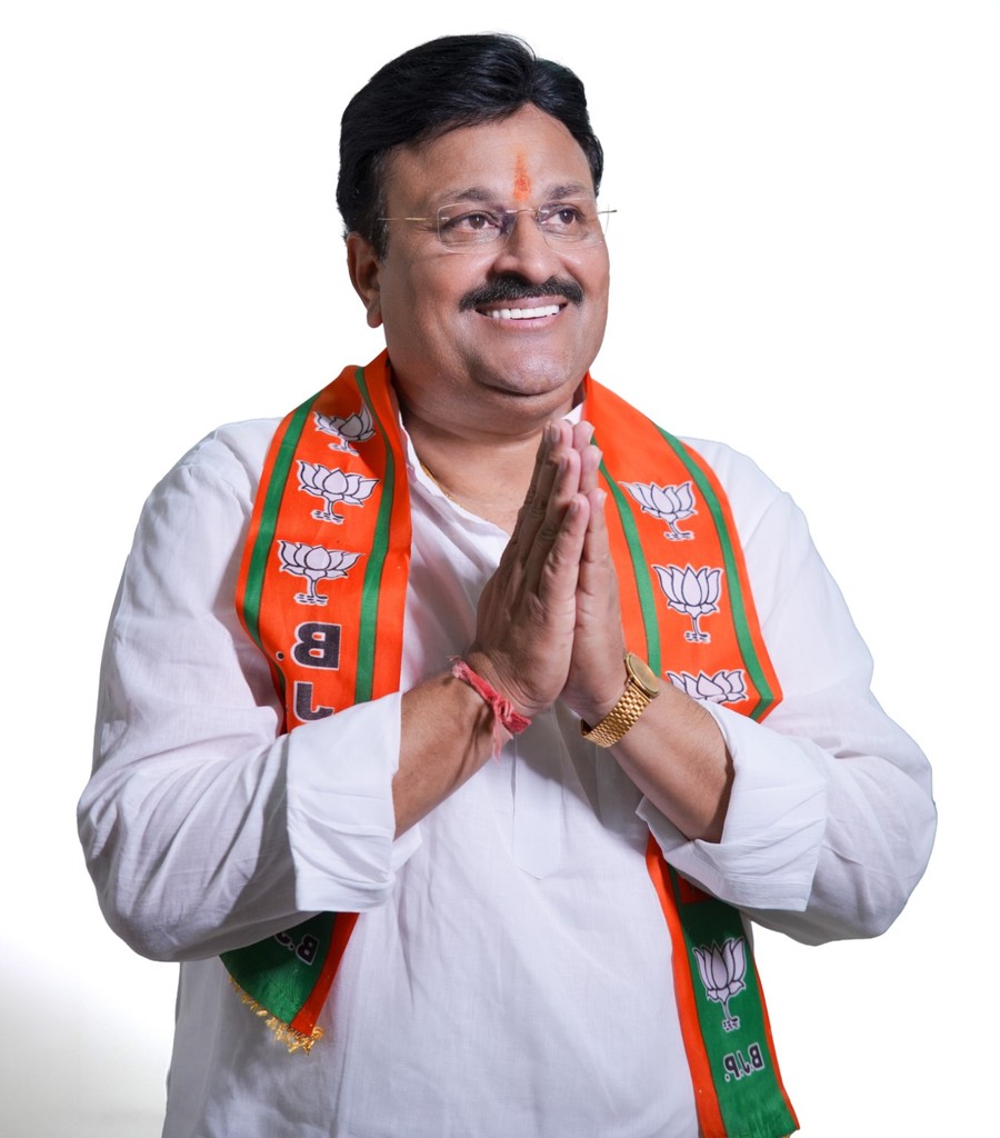 हाथ जोड़कर अभिवादन करते दीपक पारीक